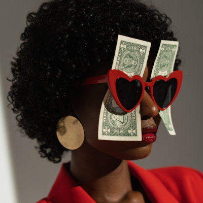 konferansjer-cennik-ile-zarabia-konferansjer-w-Polsce