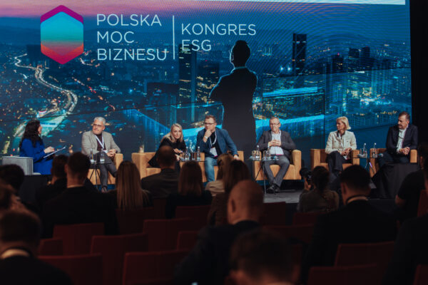 Portfolio 127 Katarzyna Głuchowska - prowadząca wywiady i dyskusje panelowe na konferencjach po polsku i angielsku