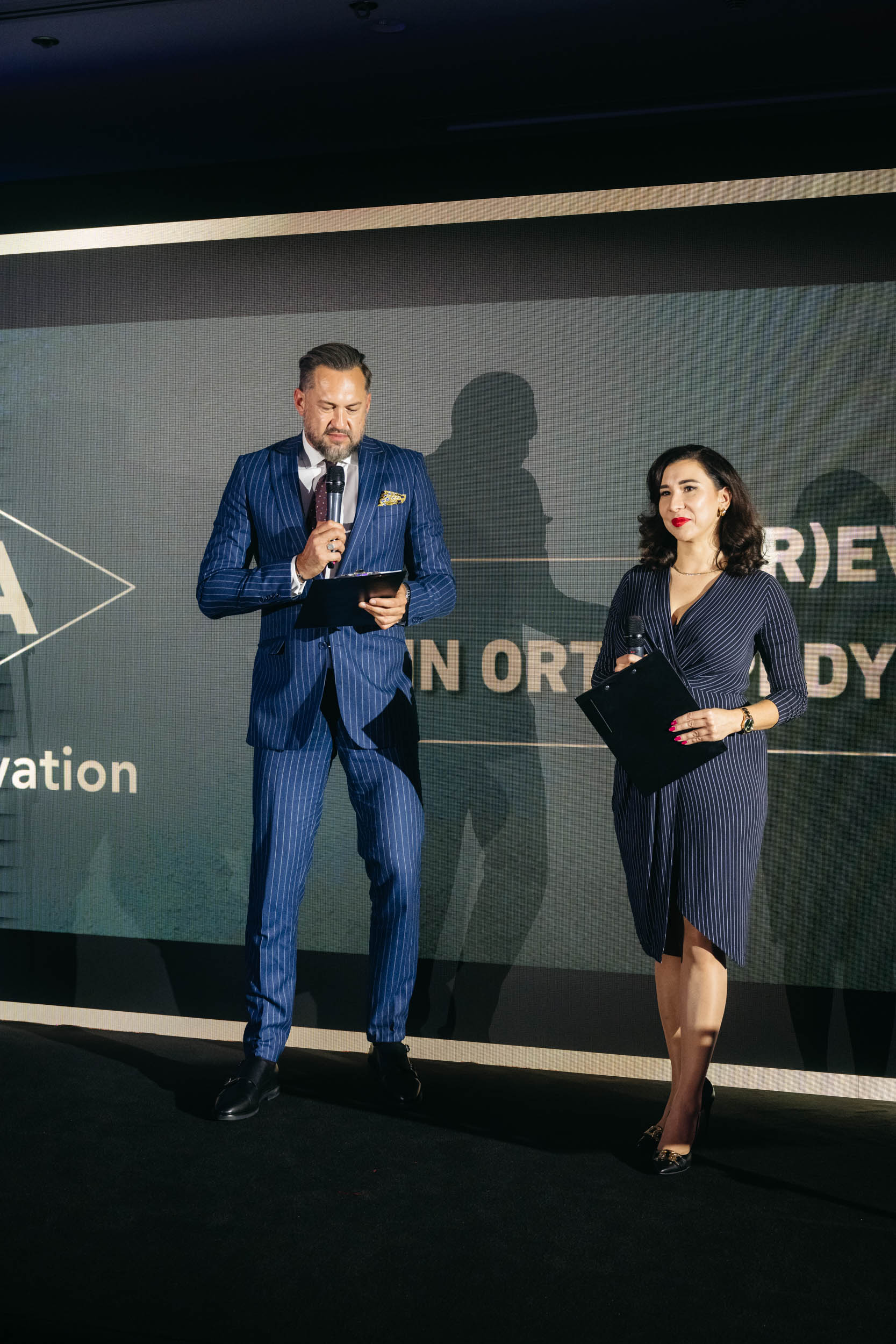 Katarzyna Głuchowska - konferansjerka w duecie z Marcinem Prokopem podczas gali medycznej w Warszawie