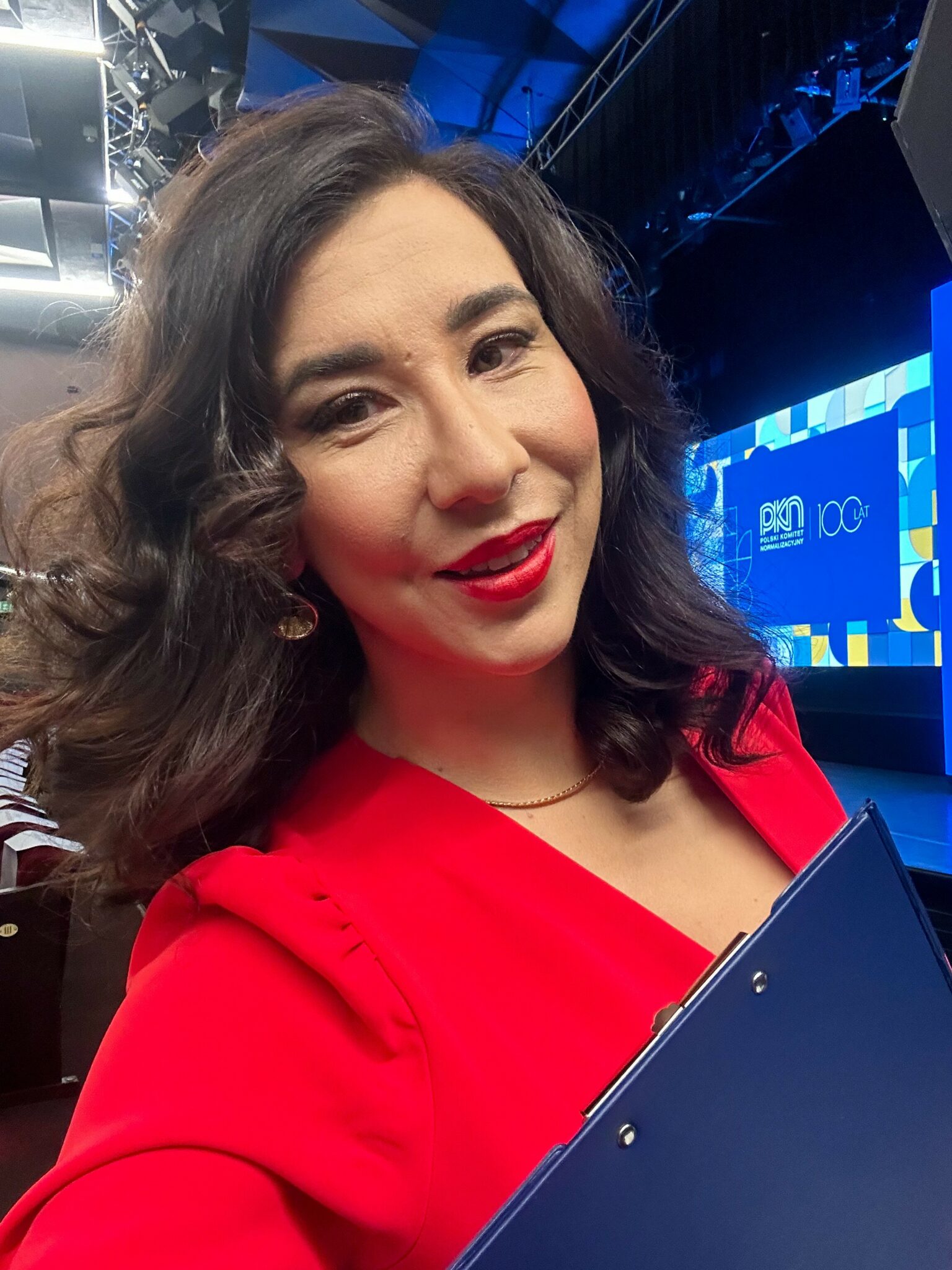 Portfolio 93 Katarzyna Głuchowska - konferansjerka podczas gali wręczenia medali Prezydenta RP dla zasłużonych dla polskiej normalizacji z okazji 100-lecia Polskiego Komitetu Normalizacyjnego w Teatrze Kwadrat w Warszawie
