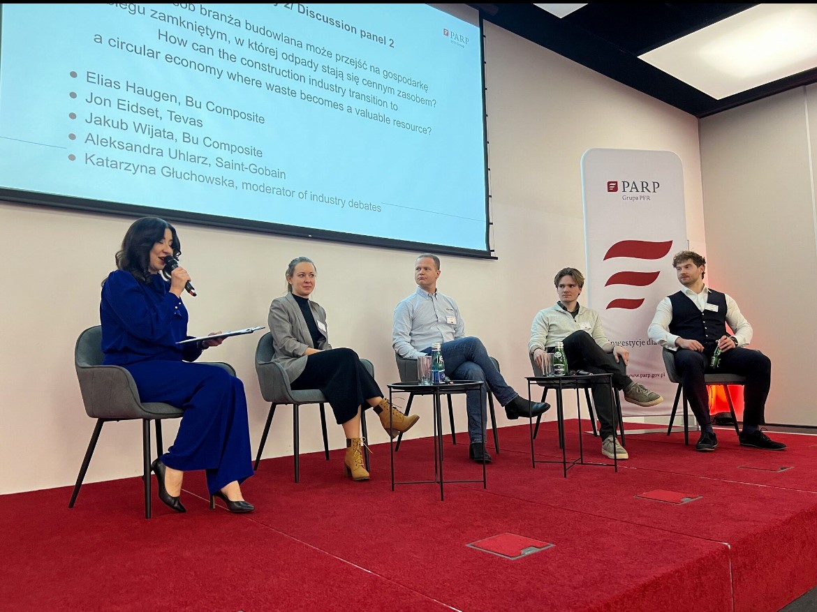 Portfolio 71 Katarzyna Głuchowska - dwujęzyczna konferansjerka i moderatorka prowadząca konferencję i debaty eksperckie podczas konferencji Budownictwo przyszłości - jak budować zielono i odpowiedzialnie w Polsce i Norwegii - wydarzenie podczas targów BUDMA 2025 w Poznaniu organizowane przez PARP i Innovation Norway