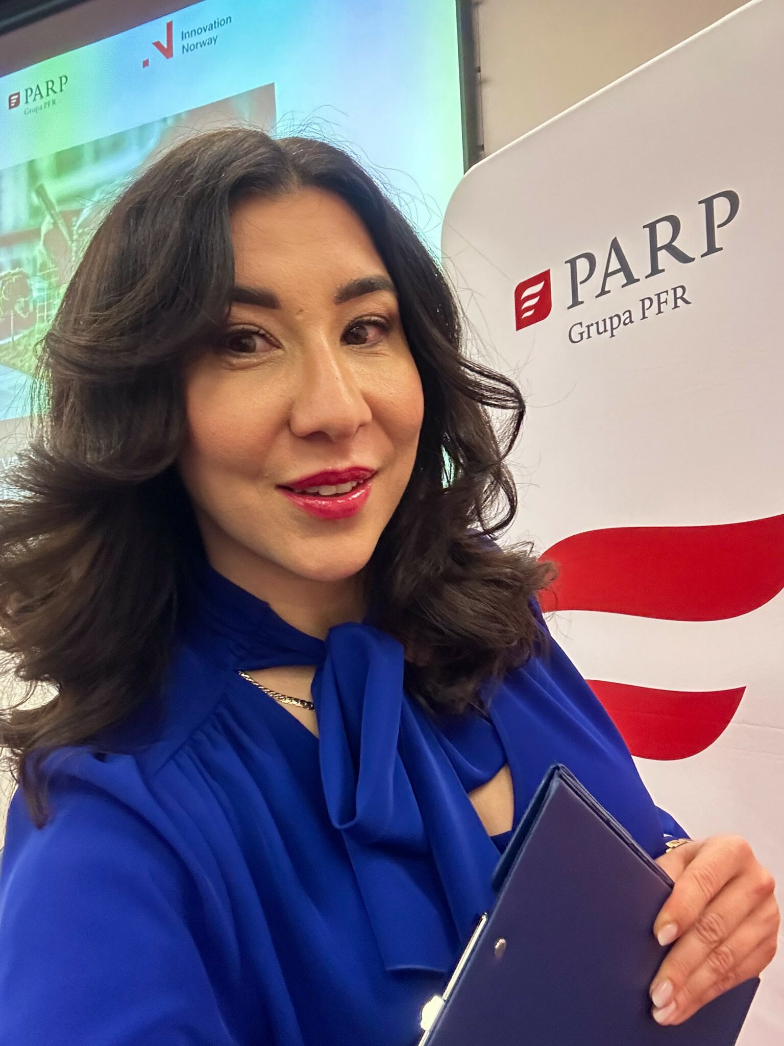 Portfolio 69 Katarzyna Głuchowska - dwujęzyczna konferansjerka i moderatorka prowadząca konferencję i debaty eksperckie podczas konferencji Budownictwo przyszłości - jak budować zielono i odpowiedzialnie w Polsce i Norwegii - wydarzenie podczas targów BUDMA 2025 w Poznaniu organizowane przez PARP i Innovation Norway