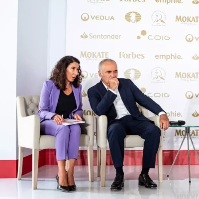 Tłumaczenia symultaniczne: co to jest i dlaczego są kluczowe podczas międzynarodowych wydarzeń? 10 Katarzyna Głuchowska - konferansjer, moderator debat, tłumacz konferencyjny i przysięgły języka angielskiego