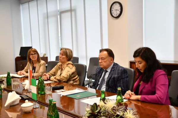 Tłumaczenia konsekutywne w biznesie: Kiedy są niezastąpione? 15 Katarzyna Głuchowska tłumacz konferencyjny języka angielskiego zapewniający tłumaczenie symultaniczne i konsekutywne