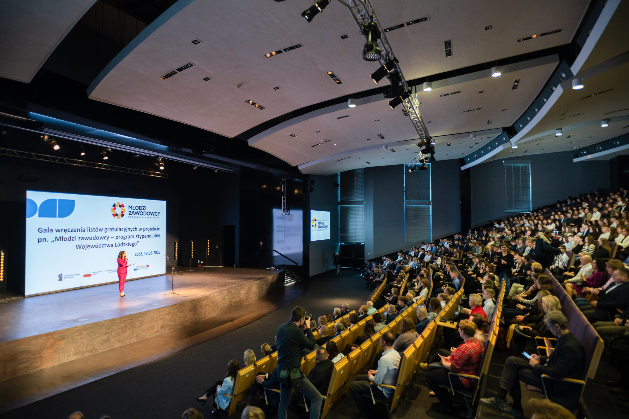 Katarzyna Głuchowska - profesjonalny konferansjer i merytoryczny moderator debat po polsku i angielsku