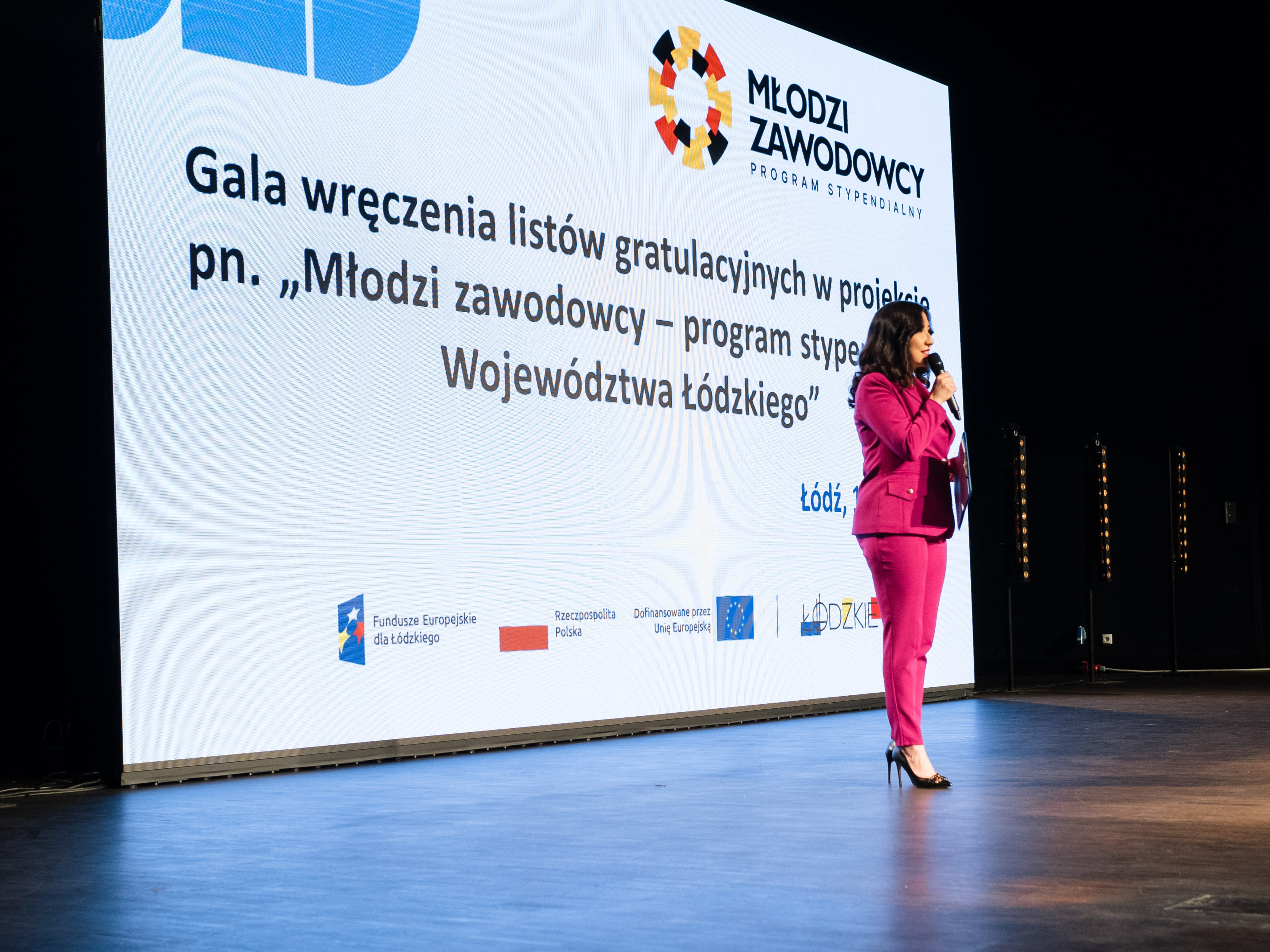 Katarzyna Głuchowska - konferansjerka i moderatorka w Łodzi prowadząca galę wręczenia listów gratulacyjnych w projekcie pn. „ Młodzi zawodowcy - program stypendialny Województwa Łódzkiego” dla Urzędu Marszałkowskiego Województwa Łódzkiego