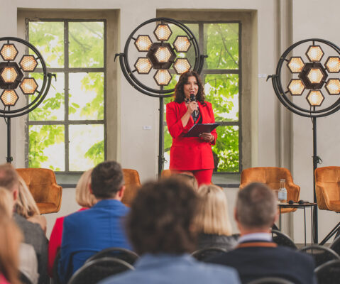 Katarzyna Głuchowska - prowadząca konferencję „Czas na zmiany, czyli jak generować innowacyjne pomysły” organizowanej przez Fundusze Europejskie dla Śląskiego 2021-2027 w Katowicach