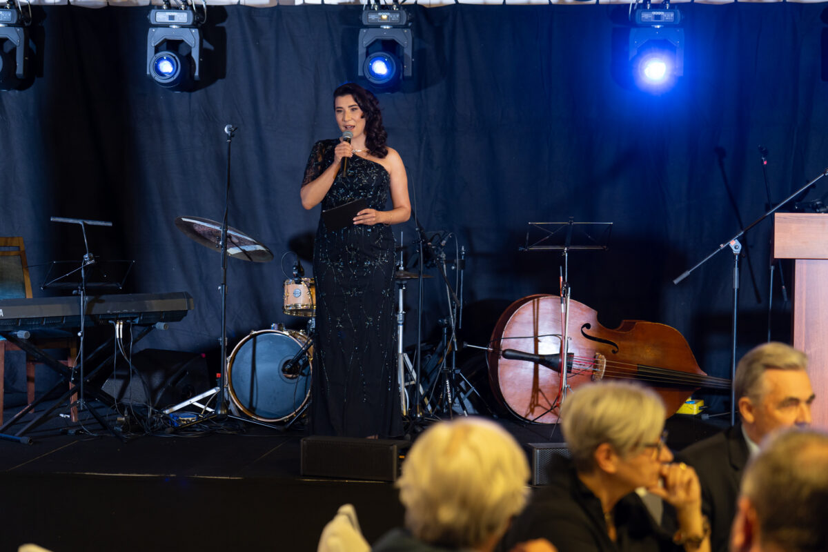Portfolio 59 Katarzyna Głuchowska - znakomita i stylowa konferansjerka na galę jubileuszową z okazji 20-lecia Polskiego Kongresu Drogowego w Warszawie