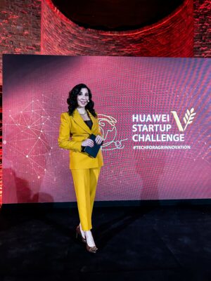 Katarzyna Głuchowska konferansjer konferencji prasowej Huawei Startup Challenge