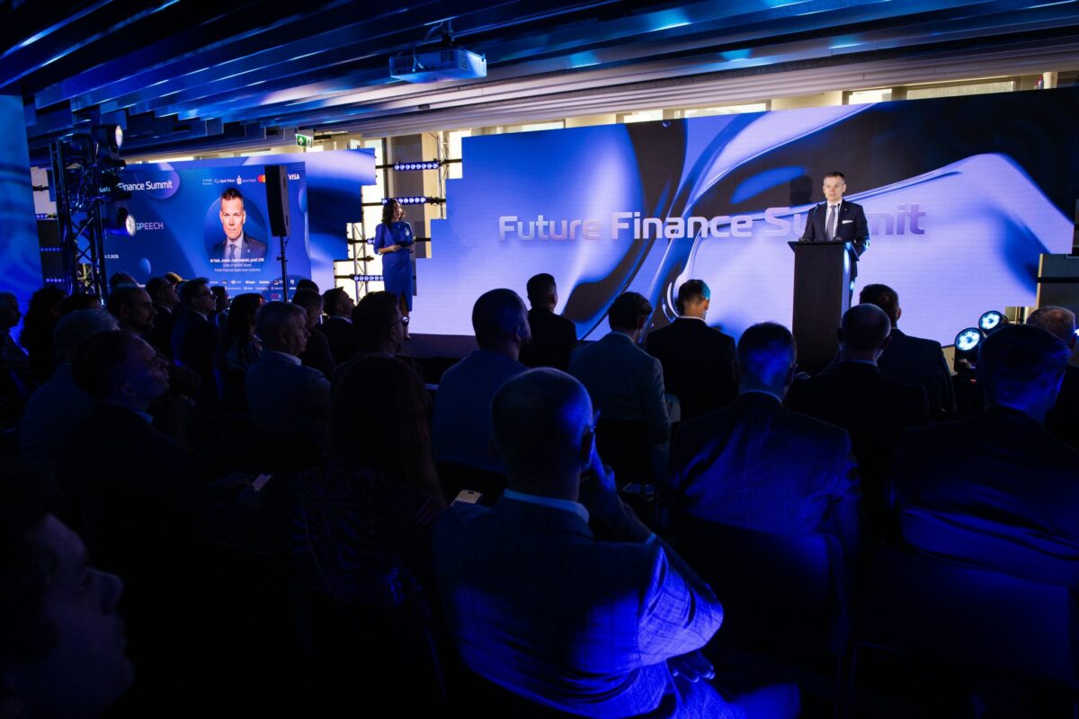 Katarzyna Głuchowska konferansjer moderator konferencji Future Finance Summit podczas Warsaw Finance Week 2025