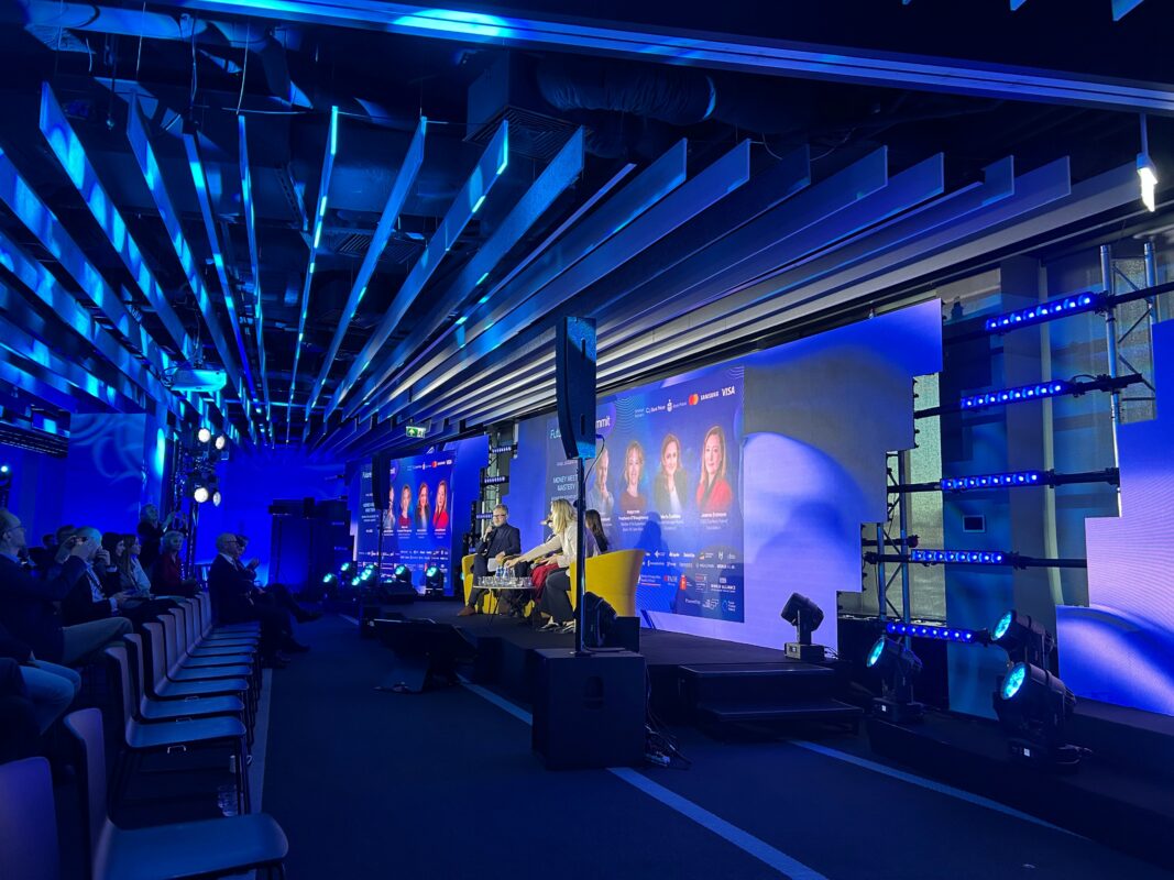 Katarzyna Głuchowska konferansjer moderator konferencji Future Finance Summit podczas Warsaw Finance Week 2025 scena główna