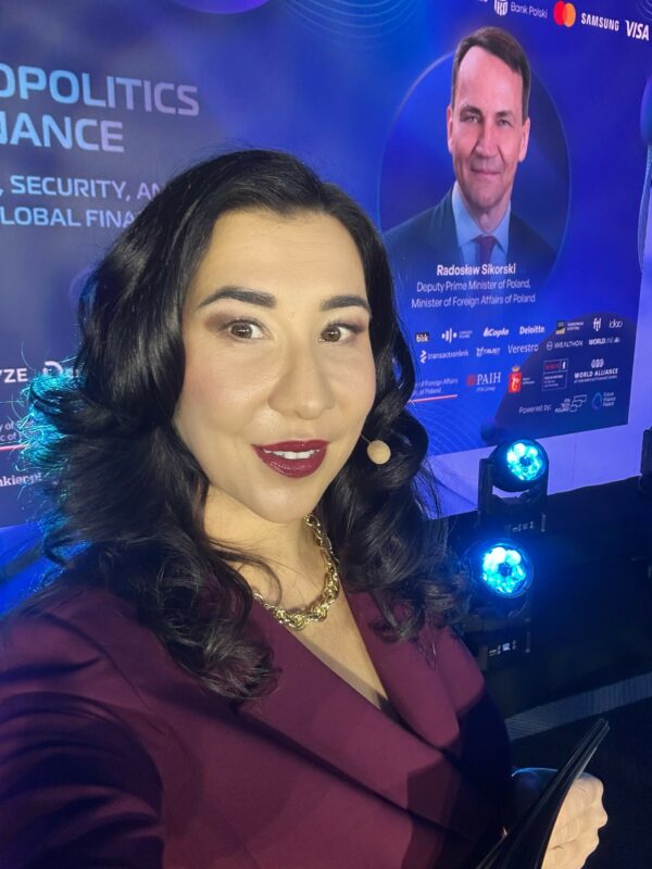 Katarzyna Głuchowska konferansjer moderator konferencji Future Finance Summit podczas Warsaw Finance Week z udziałem Wicepremiera Radosława Sikorskiego 2025