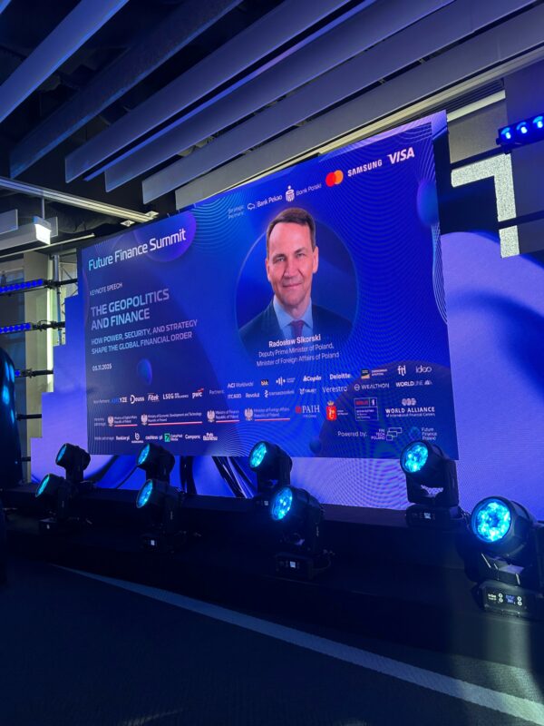 Katarzyna Głuchowska konferansjer moderator konferencji Future Finance Summit podczas Warsaw Finance Week z udziałem Wicepremiera Radosława Sikorskiego 2025 w CIC Warsaw