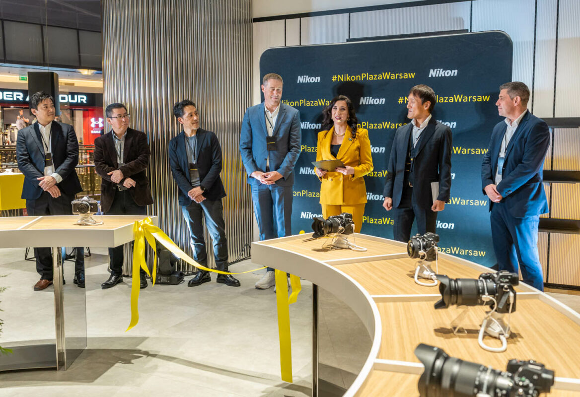 Katarzyna Głuchowska konferansjerka prowadząca galę otwarcia Nikon Plaza Warsaw w Złotych Tarasach