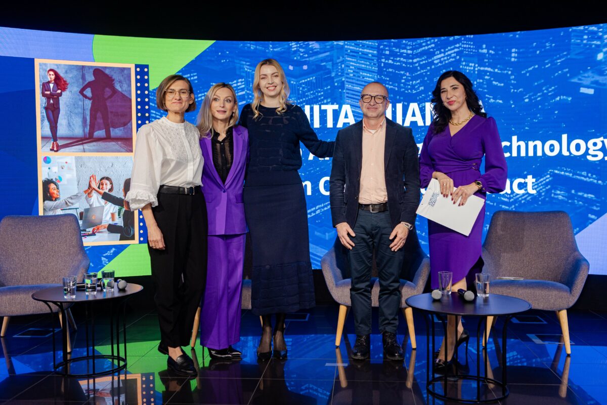 Portfolio in English 6 Katarzyna Głuchowska moderatorka debaty otwierającej konferencję Women In IT Day 2025 fot.adam_litwiniuk @alkfoty