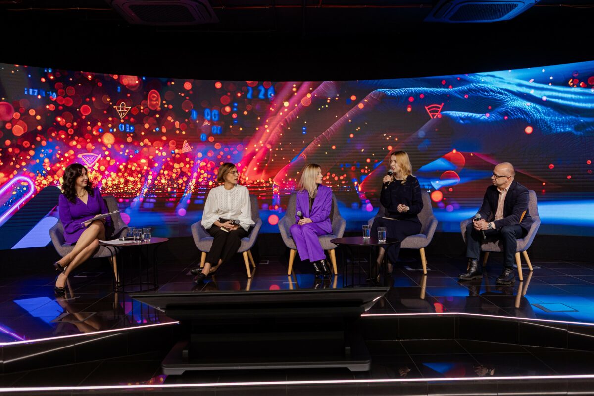 Portfolio in English 3 Katarzyna Głuchowska moderatorka debaty podczas konferencji Women In IT Day 2025 fot.adam_litwiniuk @alkfoty