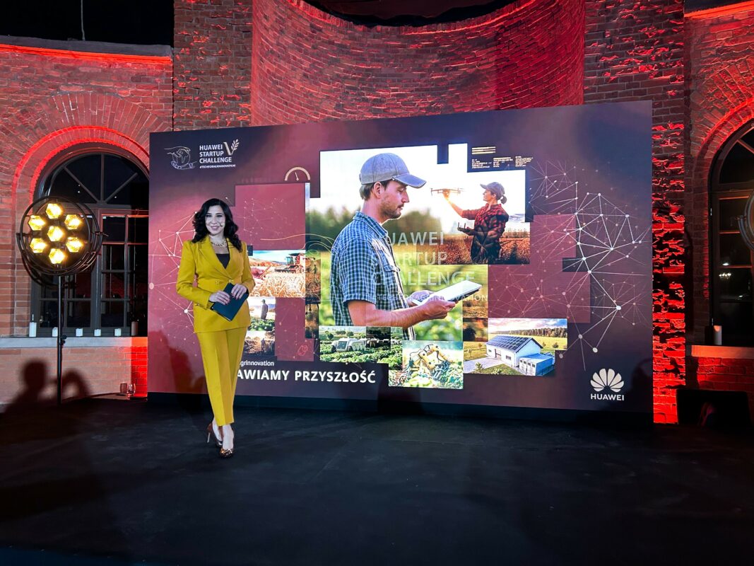 Portfolio konferansjerki 11 Katarzyna Głuchowska prowadząca konferencję prasową Huawei Startup Challenge