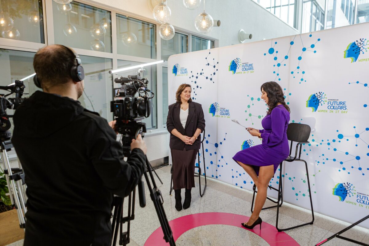 Portfolio in English 9 Katarzyna Głuchowska prowadząca wywiady podczas konferencji Women In IT Day 2025 fot.adam_litwiniuk @alkfoty