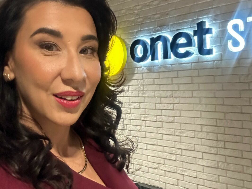 dziennikarka prowadząca wywiady z gośćmi z zagranicy