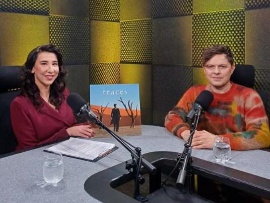 dziennikarka prowadząca wywiad Michael Patrick Kelly