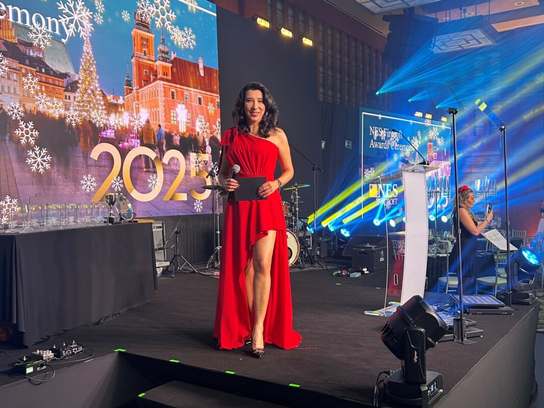 urocza-konferansjerka-na-gale-jubileuszowa-i-ceremonie-wreczenia-nagrod-NEC-Fircroft-2025