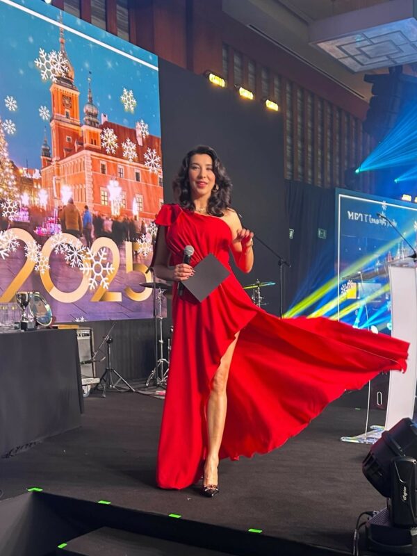 konferansjerka w czerwonej sukni