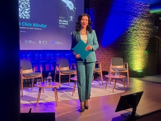 Katarzyna Głuchowska moderator konferencji w Bydgoszczy dla UOKiK Dark patterns
