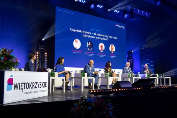 Moderatorzy debaty podczas konferencji w Centrum Kongresowym Targów Kielce