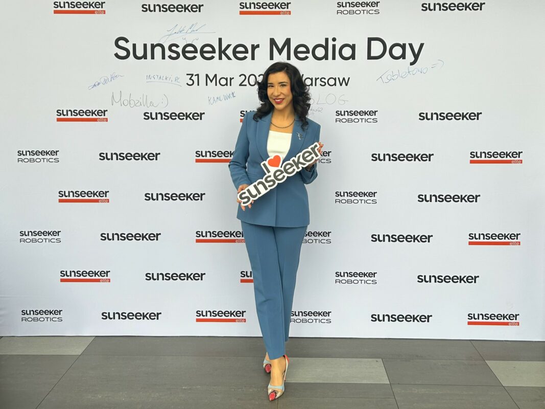 konferansjer-na-konferencje-prasowa-Sunseeker-w-hotelu-Blevedere-Warszawa-Katarzyna-Gluchowska-3
