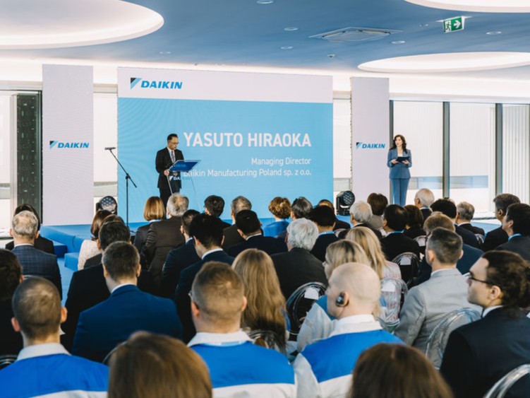 katarzyna-głuchowska-konferansjerka-łódź-daikin-otwarcie fabryki-i-przecięcie-wstęgi