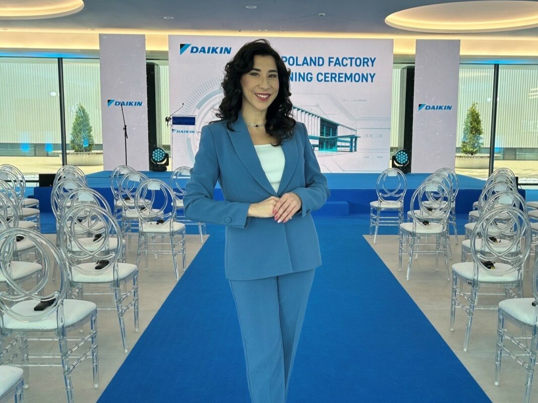katarzyna-głuchowska-konferansjerka-prowadząca-otwarcie-fabryki-daikin-pod-łodzią