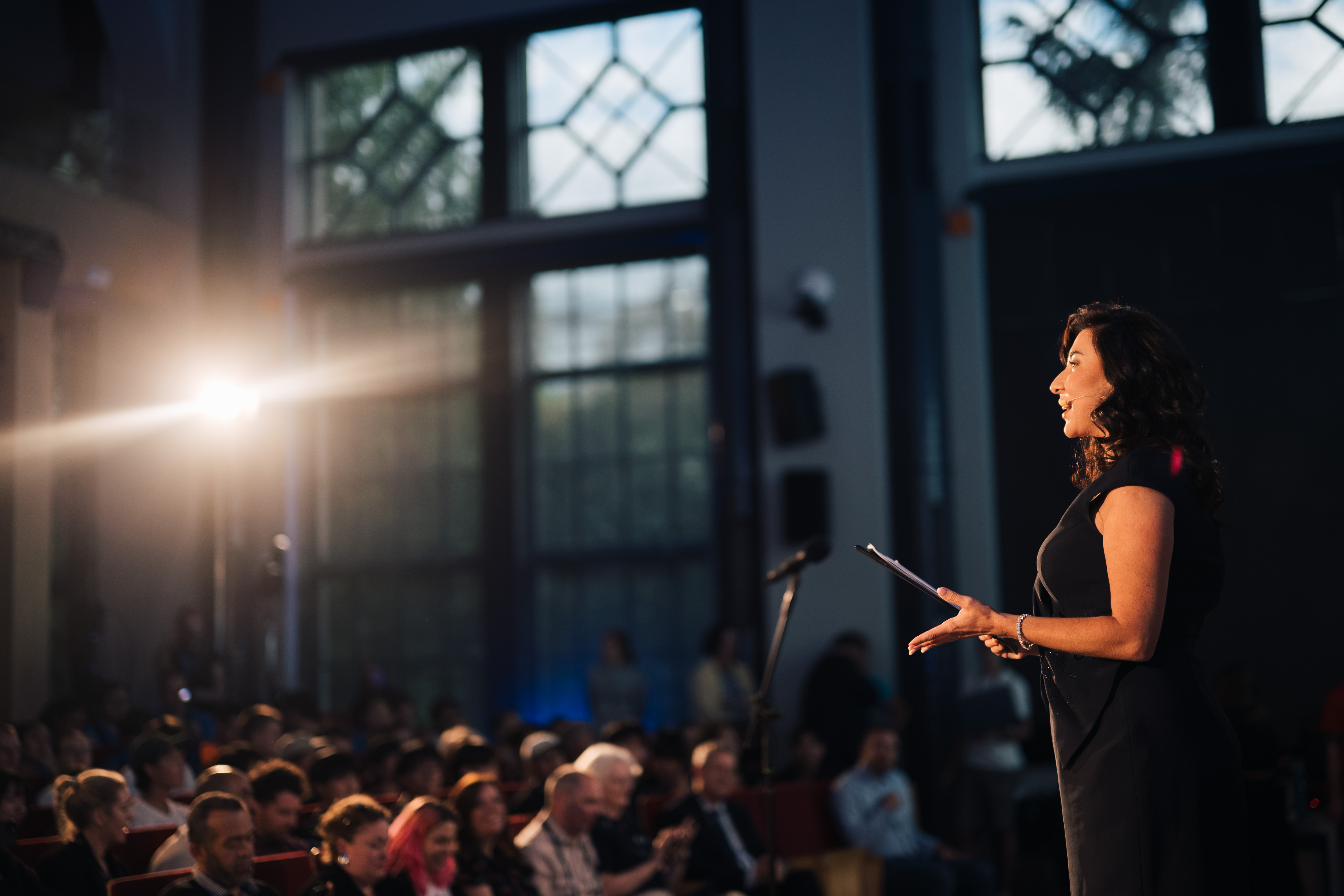 emcee-speaking-english-and-polish